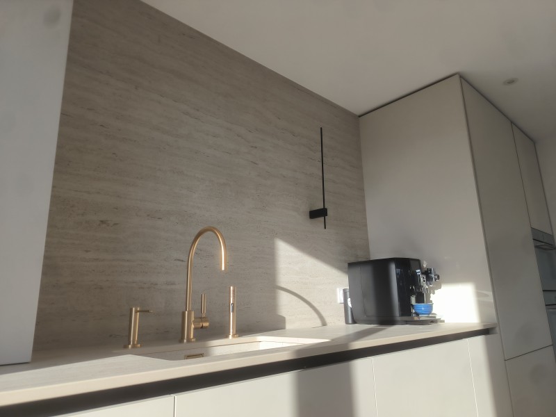 Réalisation d'un plan de travail en Dekton Marmorio TK06 pour un appartement à Cannes
