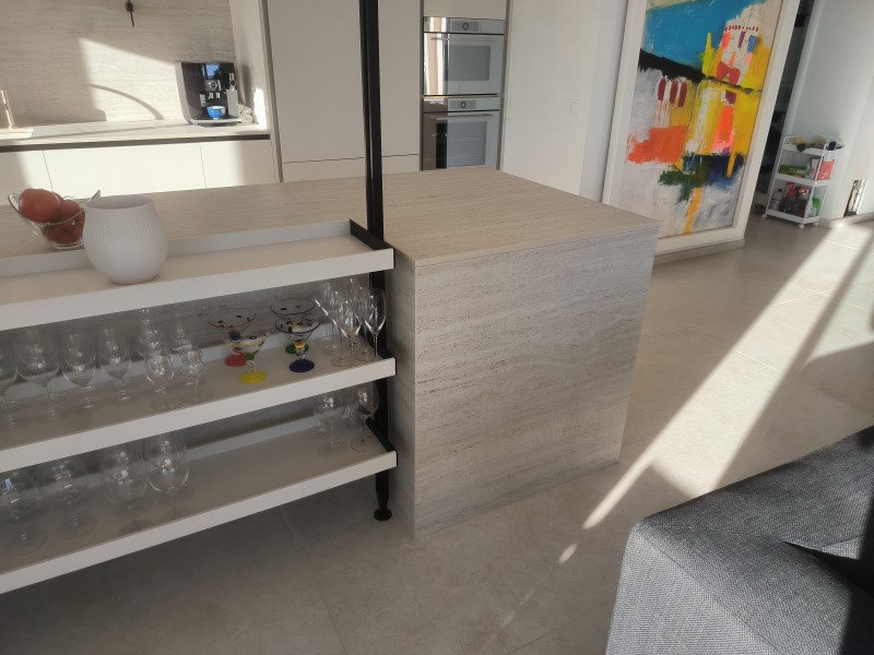 Réalisation d'un plan de travail en Dekton Marmorio TK06 pour un appartement à Cannes