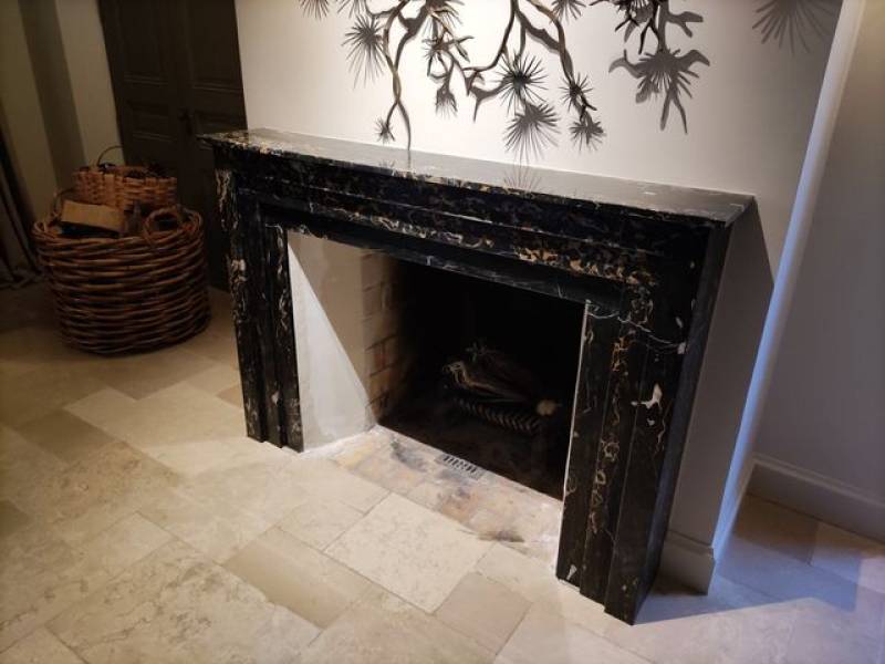 Fabrication d'une cheminée intérieure en marbre Portoro Oro pour une villa à Sainte Maxime dans le Var