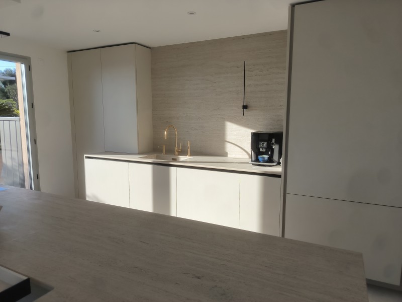Réalisation d'un plan de travail en Dekton Marmorio TK06 pour un appartement à Cannes