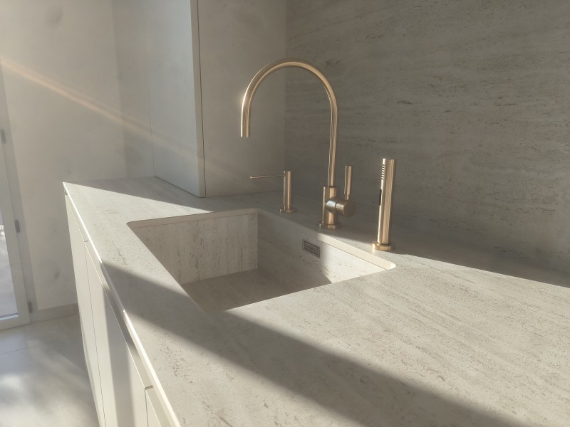 Réalisation d'un plan de travail en Dekton Marmorio TK06 pour un appartement à Cannes