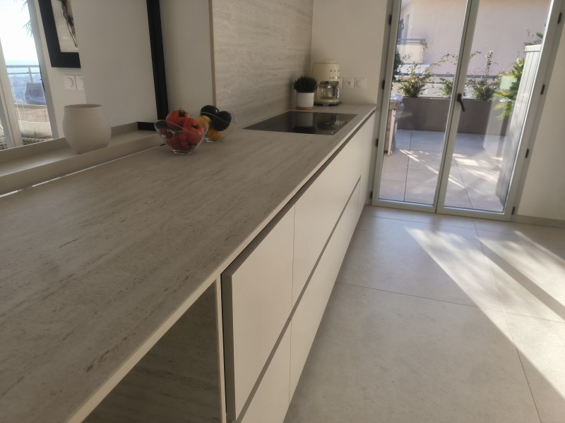 Réalisation d'un plan de travail en Dekton Marmorio TK06 pour un appartement à Cannes