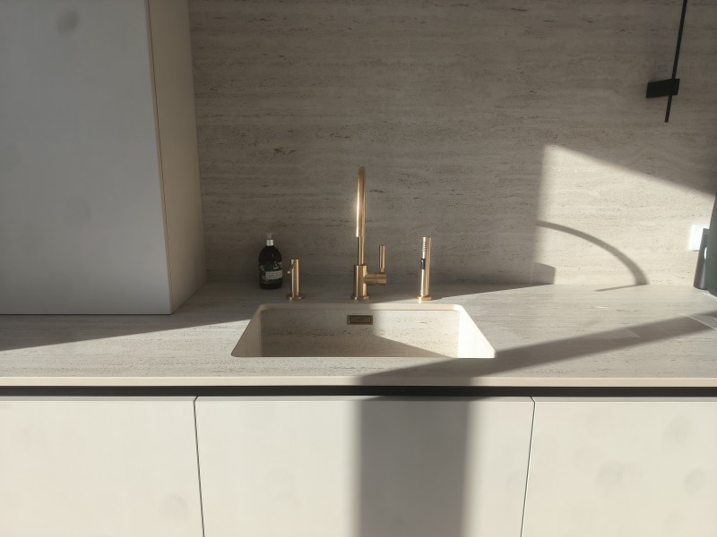 Réalisation d'un plan de travail en Dekton Marmorio TK06 pour un appartement à Cannes