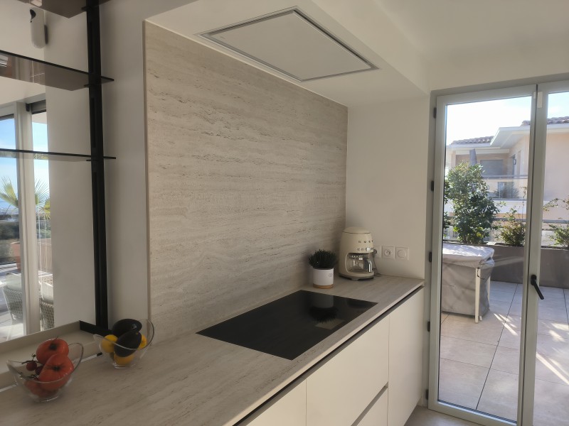 Réalisation d'un plan de travail en Dekton Marmorio TK06 pour un appartement à Cannes