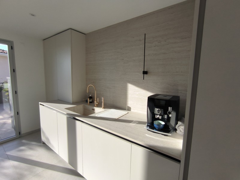 Réalisation d'un plan de travail en Dekton Marmorio TK06 pour un appartement à Cannes