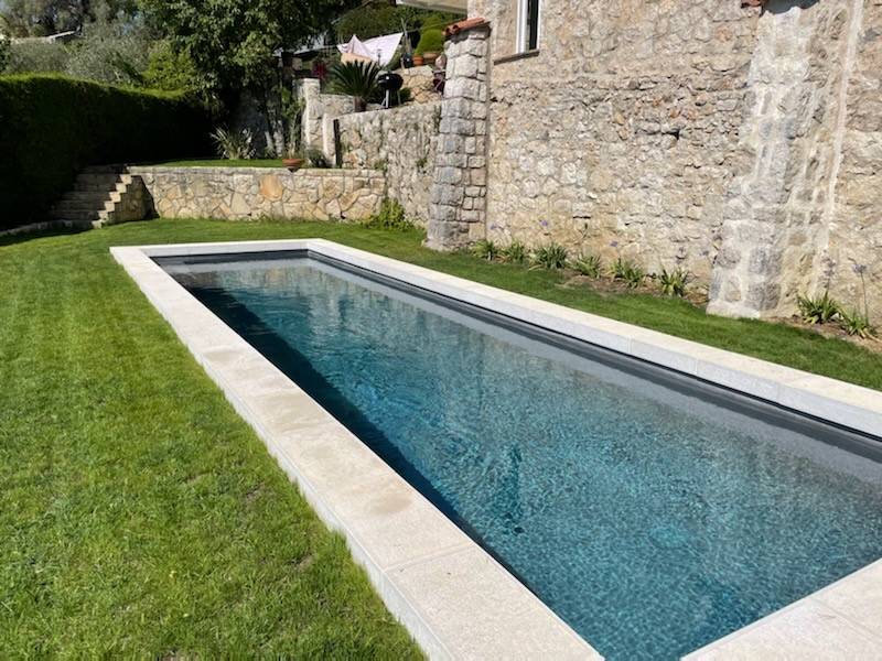 Réalisation de margelles sur-mesure en marbre autour d'une piscine à Vence dans les alpes maritimes